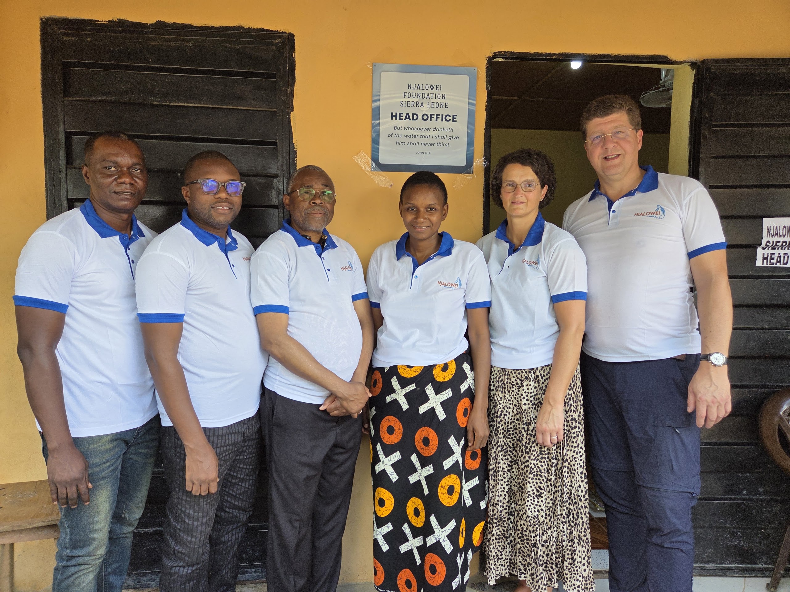 Bestuur en team van Njalowei Foundation Sierra Leone bij het hoofdkantoor