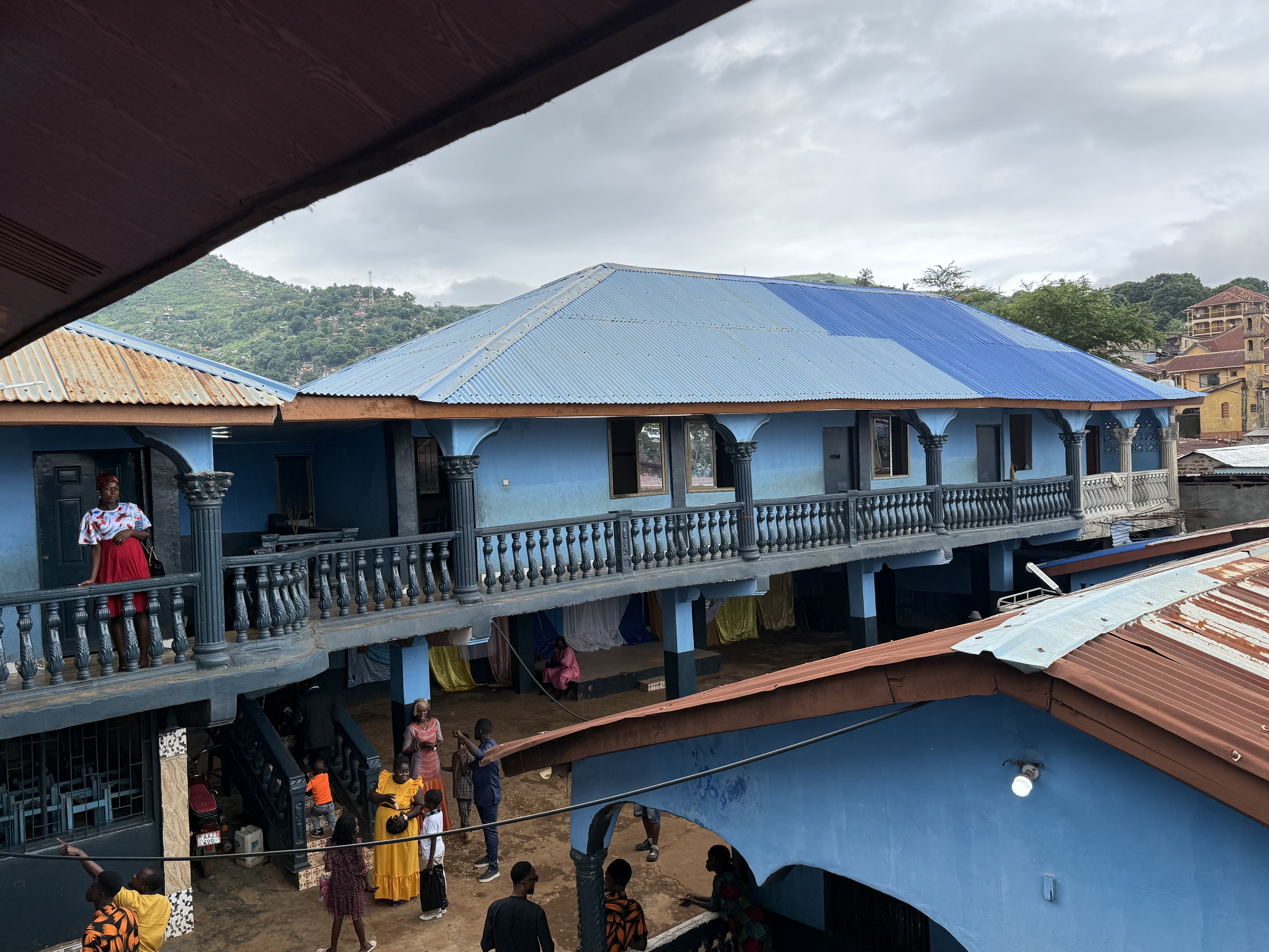 Het kerk- en schoolgebouw in Freetown
