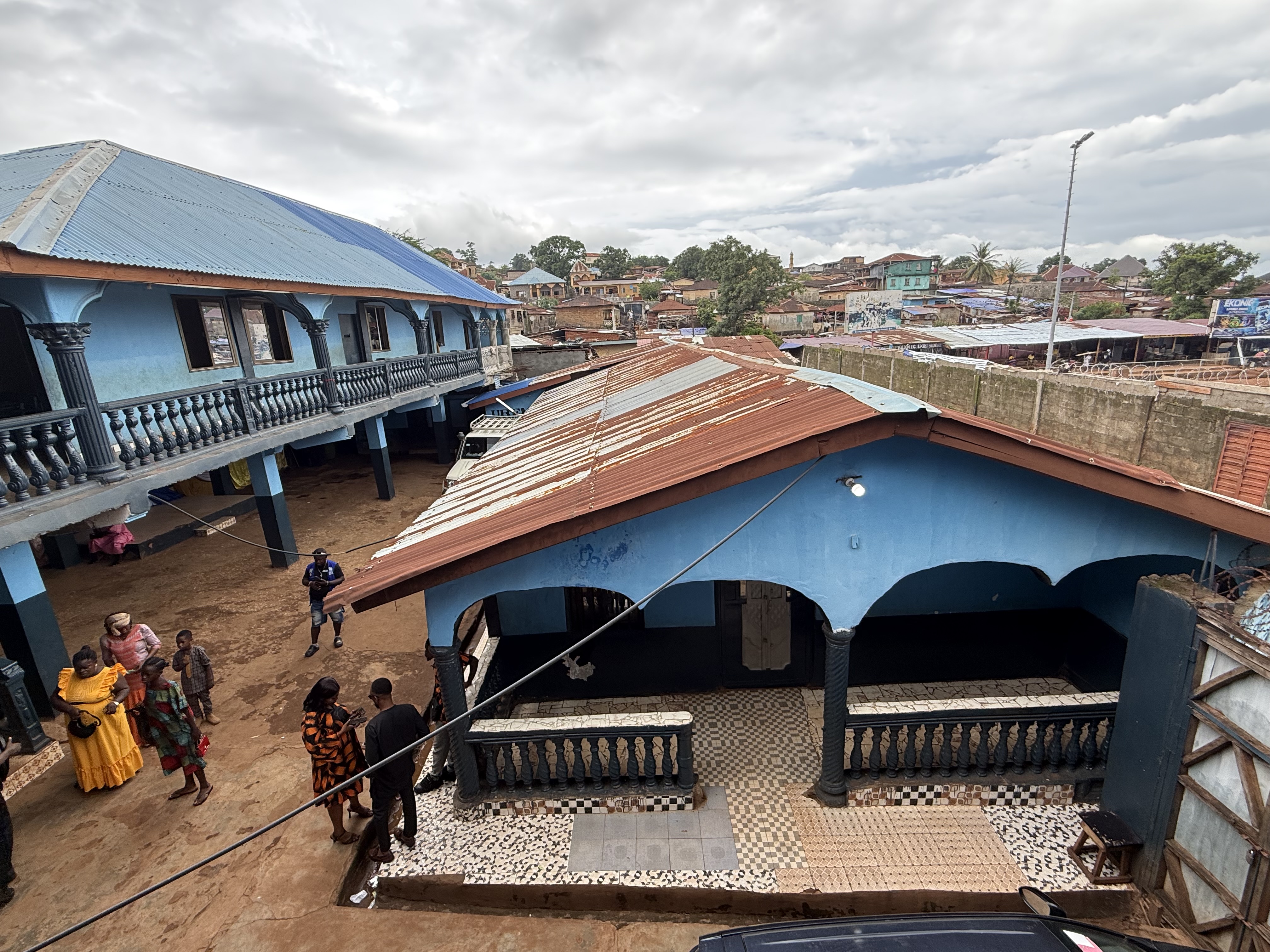 Het terrein rond het kerk- en schoolgebouw in Freetown