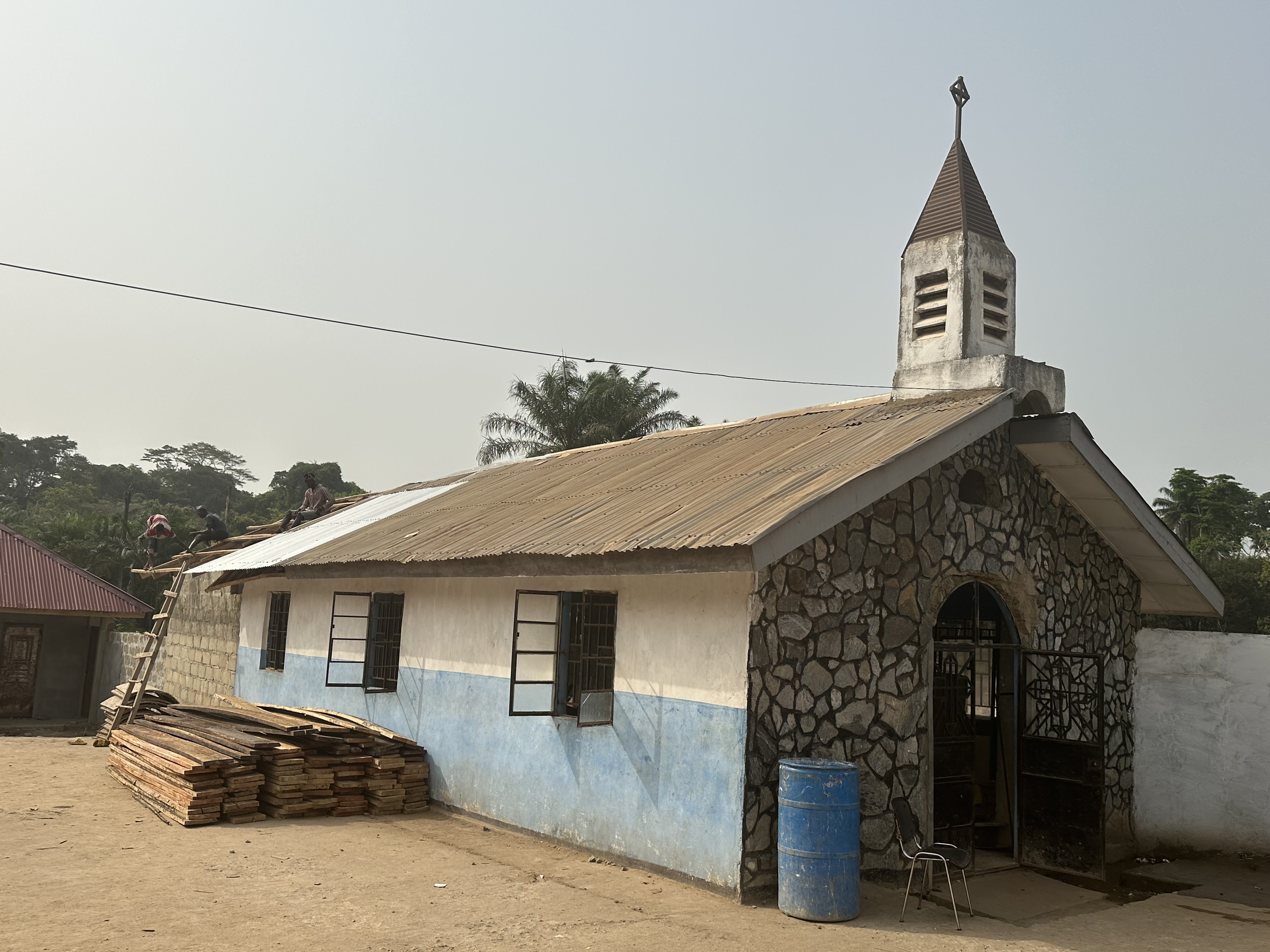 Het kerkgebouw in Limba