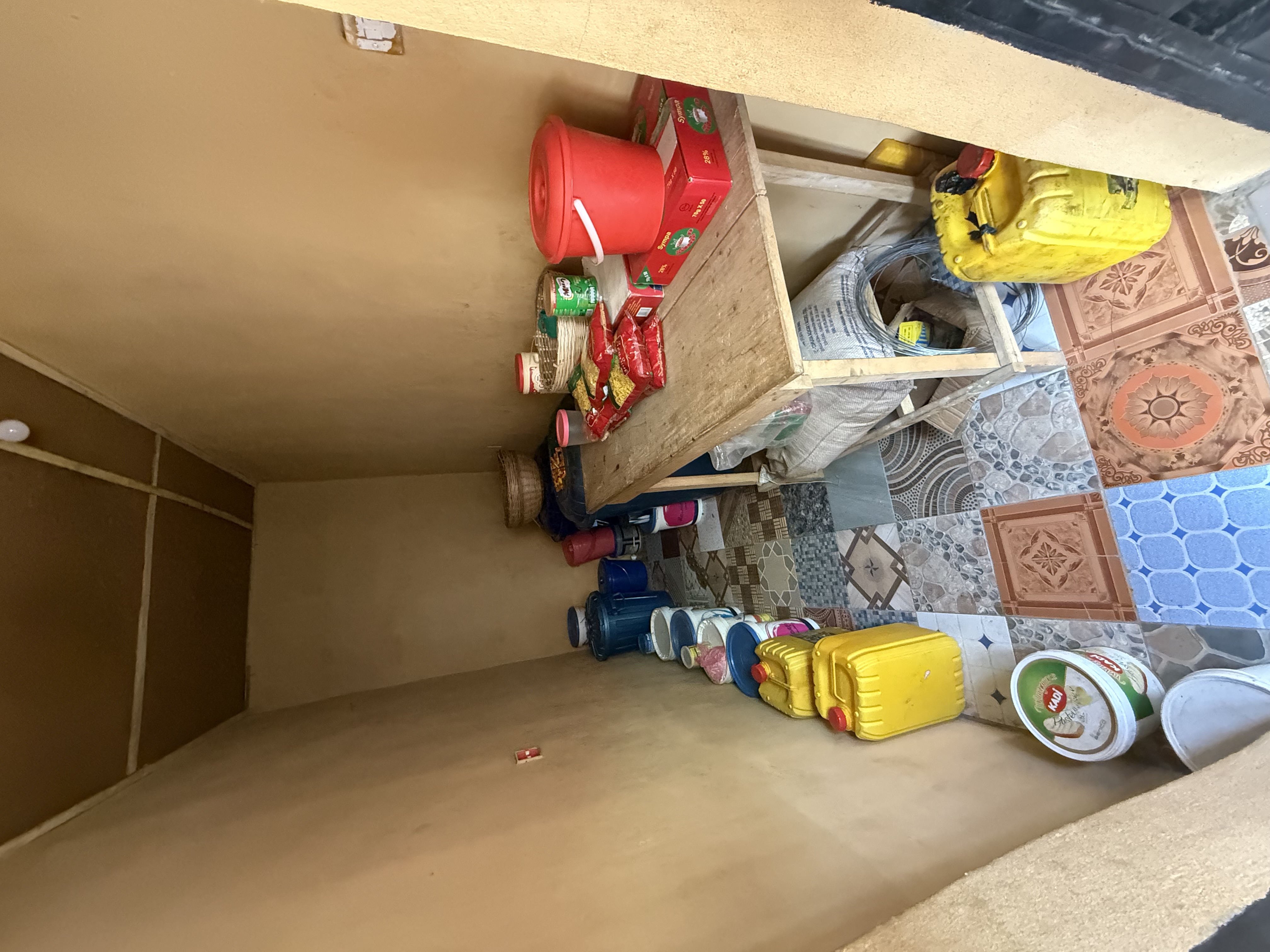 Voorraadkamer met voedsel in het kinderhuis in Makollo