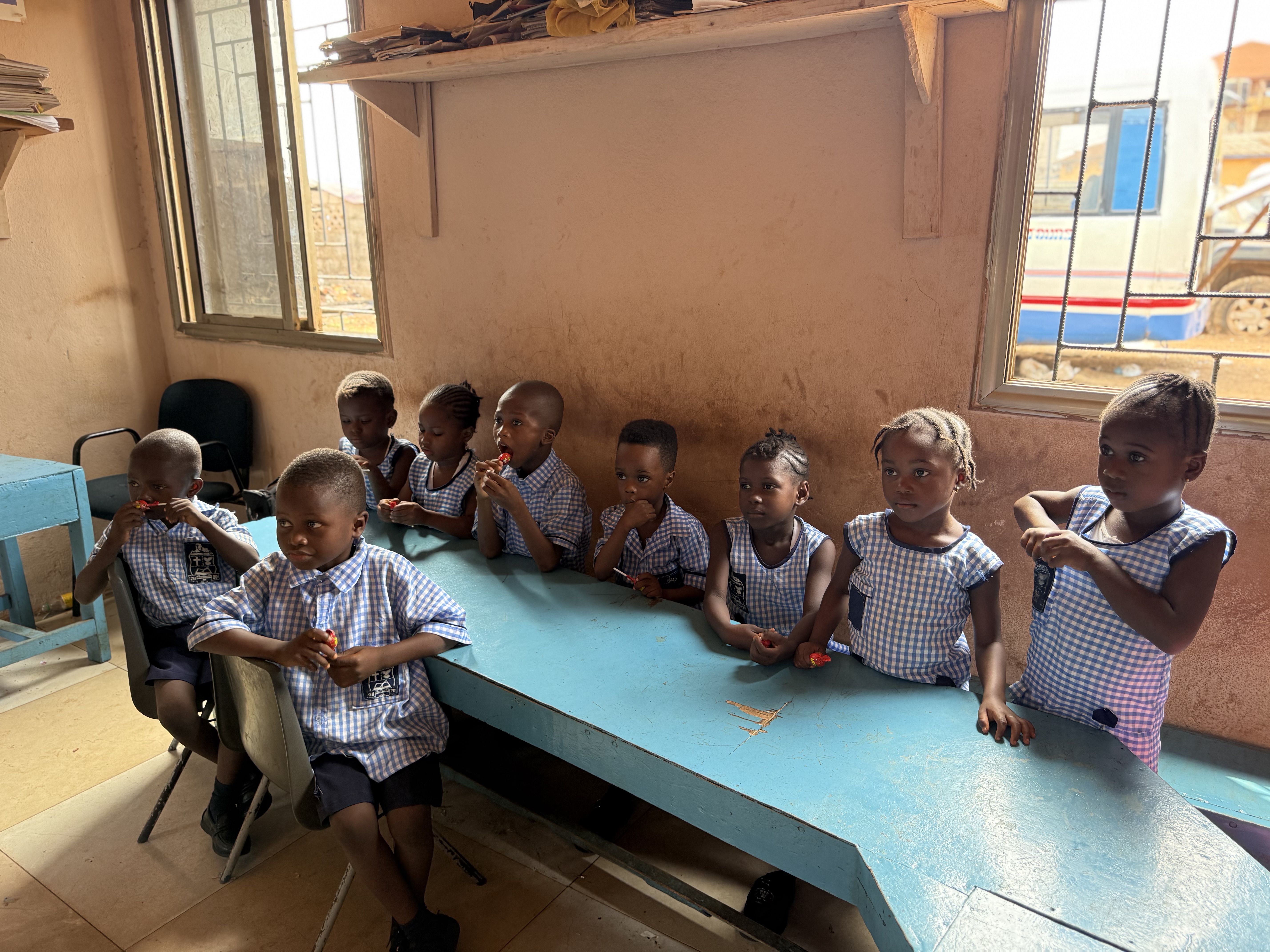 Schoolkinderen in de klas in Freetown