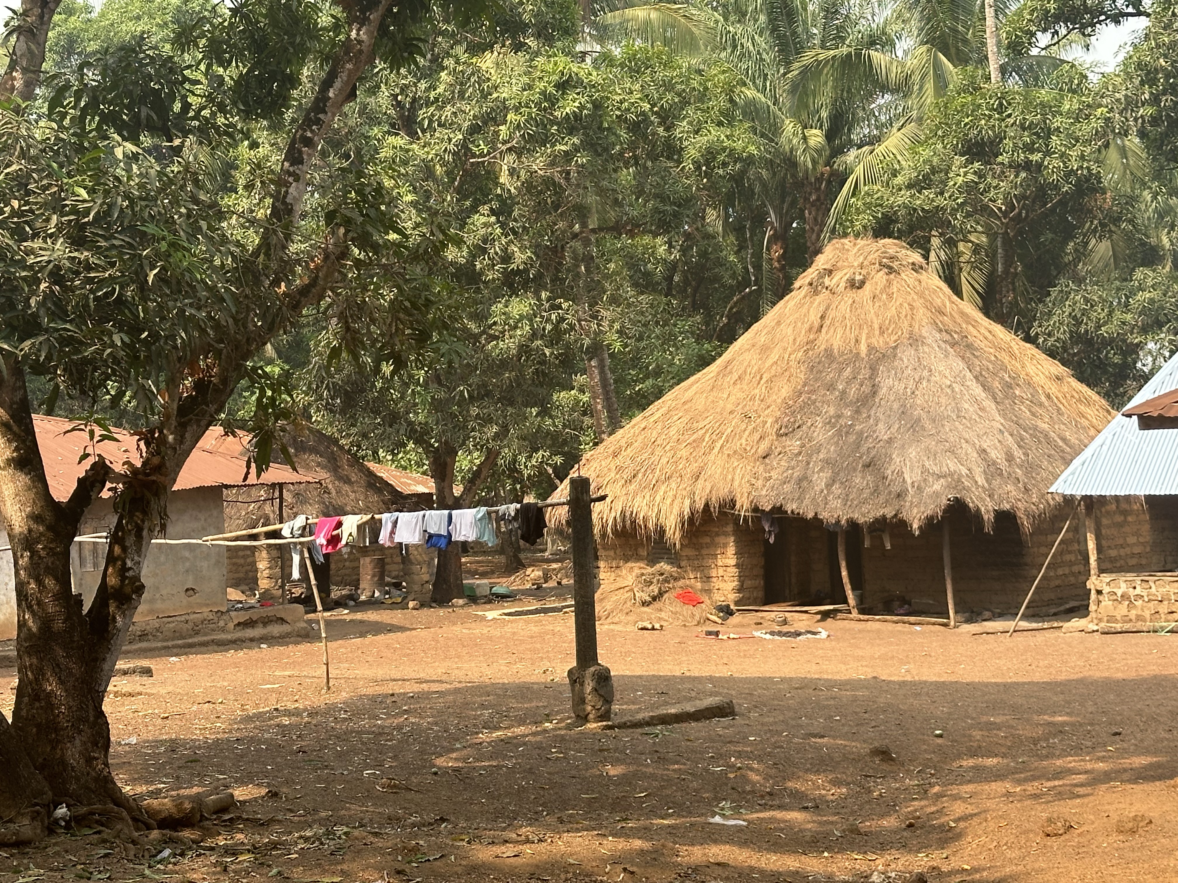 Dorp in Sierra Leone met rieten hutten