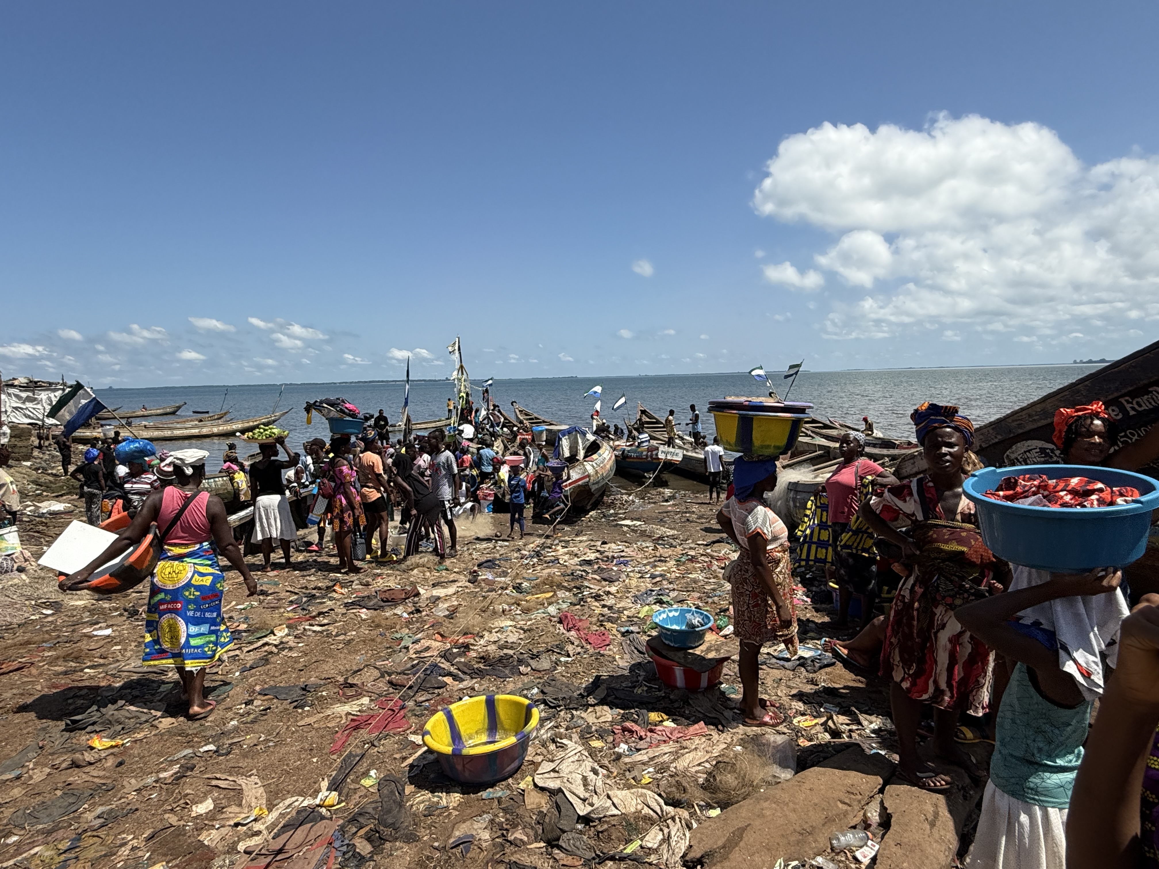 Vissersdorp aan de kust van Sierra Leone